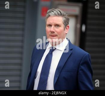 London, England, Großbritannien. Februar 2021, 22nd. Der britische Labour-Parteivorsitzende KEIR STARMER wird gesehen, wie er LBC Radio in London verlässt. Kredit: Tayfun Salci/ZUMA Wire/Alamy Live Nachrichten Stockfoto
