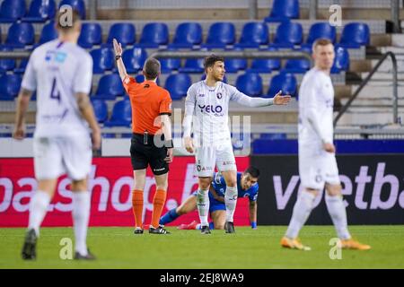 GENK, BELGIEN - FEBRUAR 21: Schiedsrichter Bert Put und Pierre Bourdin von Beerschot VA während des Jupiler Pro League Spiels zwischen KRC Genk und Beerschot AT Stockfoto