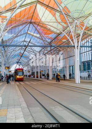 Lodz, Polen - Februar 22 2020 langer Bahnsteig am Einhorn Stall Bahnhof Stockfoto