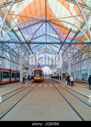 Lodz, Polen - Februar 22 2020 langer Bahnsteig am Einhorn Stall Bahnhof Stockfoto