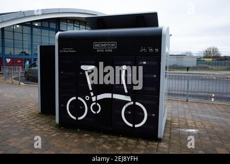 Brompton Fahrradverleih Dock am Bahnhof Bristol Parkway (Feb2021) Stockfoto