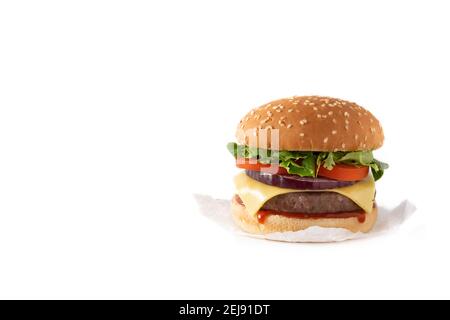 Cheeseburger mit Rindfleisch, Tomaten, Salat und Zwiebel isoliert auf weißem Hintergrund Stockfoto