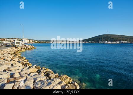 Schöne Aussicht aufs Meer von Cesme, die eine Küstenstadt und das Verwaltungszentrum des gleichnamigen Bezirks im westlichen Ende der Türkei ist, auf einem Stockfoto