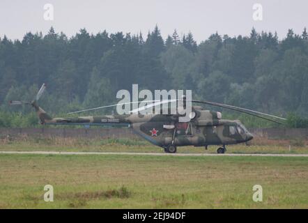 29. August 2020. Kubinka, Region Moskau. Hubschrauber der russischen Luftwaffe Mil Mi-8MTV-5 während der Demonstrationsflüge auf dem Luftwaffenstützpunkt Kubinka. Stockfoto