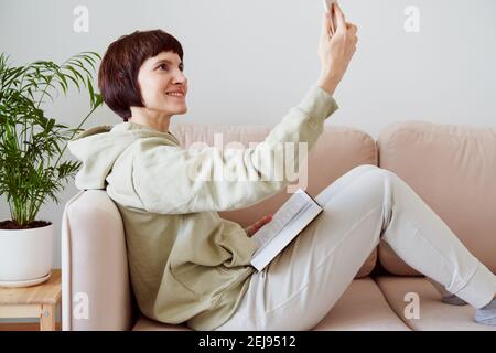 Portrait der reifen Frau, die Selfie auf dem Handy. Weibchen mittleren Alters Stockfoto