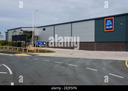 Rhyl, Denbighshire; Großbritannien: 21. Feb 2021: Ein Blick auf die Rückseite eines Aldi-Spuermarktes im Marina Quay Retail Park. Dies ist, wo Lieferwagen brin Stockfoto