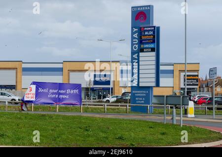 Rhyl, Denbighshire; Großbritannien: 21. Feb 2021: Eine allgemeine Szene des Marina Quay Retail Park, in der B and M Bargains einen neuen Store eröffnen. Ein Banner hat eine countd Stockfoto