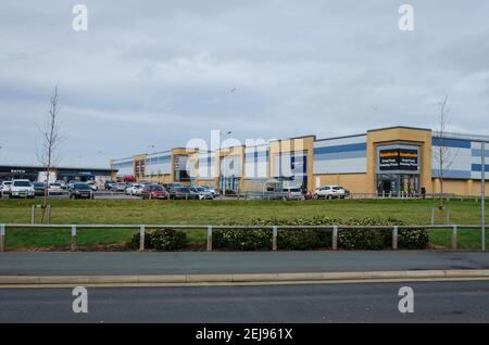 Rhyl, Denbighshire; Großbritannien: 21. Feb 2021: Eine allgemeine Szene des Marina Quay Retail Park, in der B and M Bargains einen neuen Store eröffnen. Stockfoto