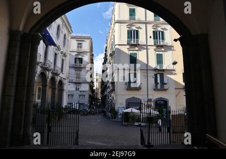 Napoli - Uscita della Chiesa di Sant'Anna dei Lombardi Stockfoto