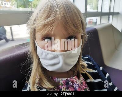 Portrait gros-Plan d'une fillette europÃ©enne de 8 ans portant un masque en tissu contre le coronavirus, Frankreich, Europa, covid19 Stockfoto