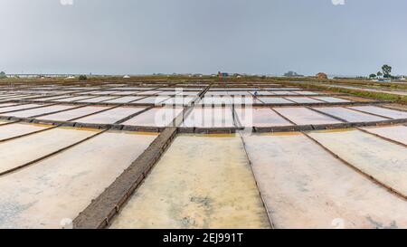 Verschiedene Arten von Salz in Salzpfannen mit Salzgewinnung Pools Stockfoto