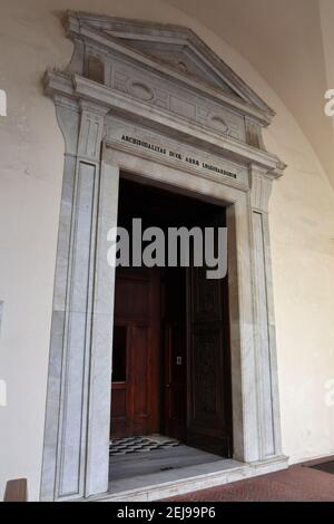 Napoli - Entrata della Chiesa di Sant'Anna dei Lombardi Stockfoto