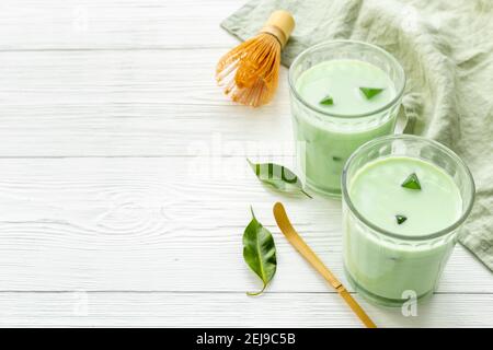 Matcha grüner Latte Kaffee oder Tee mit Blättern Stockfoto