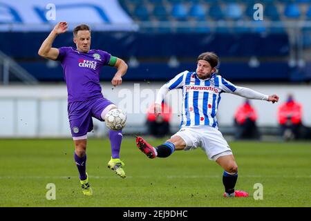 HEERENVEEN, NIEDERLANDE - FEBRUAR 21: Mike te Wierik vom FC Groningen, Lasse Schone vom SC Heerenveen während des Niederländischen Eredivisie-Spiels zwischen SC Heer Stockfoto