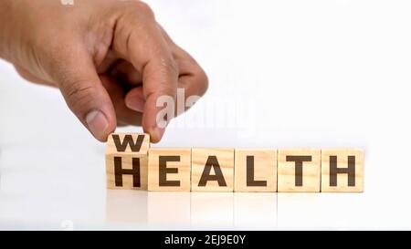 Drehen Sie die Botschaft auf den Holzblock von Gesundheit zu Wohlstand, Gesundheitskonzept und einer nachhaltigen finanziellen Zukunft. Stockfoto