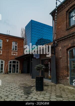 Lodz, Polen - Februar 23 2020 kontrastierende Gebäude am Off Square Stockfoto