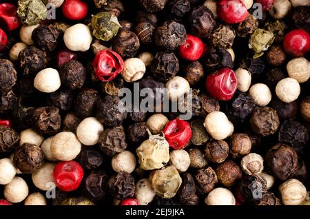 Schwarze, weiße, grüne und rosa Pfefferkörner. Stockfoto