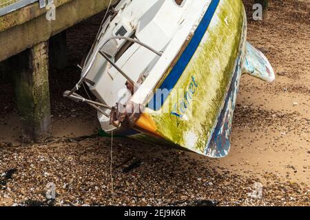 Verlassene Yacht 'Xanet' am Strand bei Shoeburyness Against Old verlassen Barge Pier Stockfoto