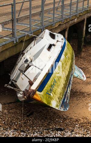 Verlassene Yacht 'Xanet' am Strand bei Shoeburyness Against Old verlassen Barge Pier Stockfoto