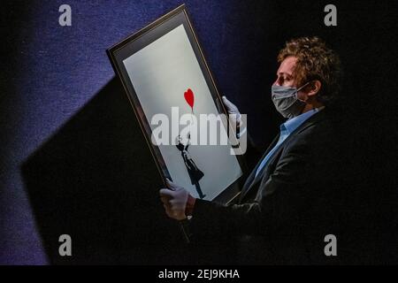 London, Großbritannien. Februar 2021, 22nd. Banksy, Mädchen mit Ballon. Taxe: £100.000-150.000 - Vorschau von Bonhams' Briten. Cool. Sale, ein abteilungsübergreifender Verkauf von Kunstwerken, Fotografien, Designer-Mode und Entertainment-Memorabilien, die eine Vielzahl von britischen und emigrierten Talent aus den letzten hundert Jahren zeigt. Der Verkauf findet am 25. Februar in der New Bond Street statt. Kredit: Guy Bell/Alamy Live Nachrichten Stockfoto