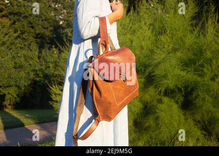 Mädchen tragen Leder Mode handgemachte Tasche. Leder Rucksack Handwerk Produkt. Stockfoto