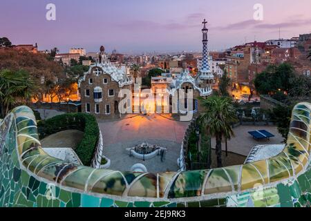 Park Guelll und Skyline der Stadt hinter der Dämmerung, Barcelona, Katalonien, Spanien Stockfoto