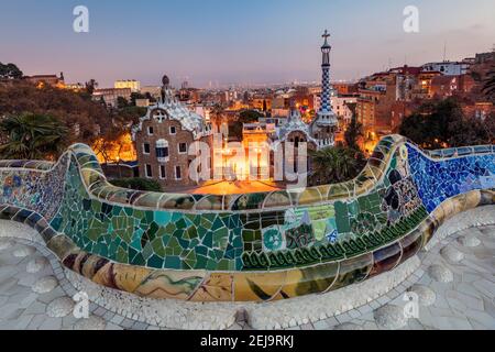 Park Guelll und Skyline der Stadt hinter der Dämmerung, Barcelona, Katalonien, Spanien Stockfoto