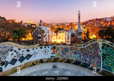 Park Guelll und Skyline der Stadt hinter der Dämmerung, Barcelona, Katalonien, Spanien Stockfoto