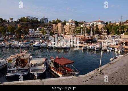 Antalya Hafen im Süden der Türkei, neben der Altstadt Boote zum Angeln und touristische Ausflüge rund um die Bucht. September 2015 Stockfoto