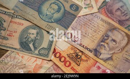 Papiergeldrechnungen aus Brasilien, mit Druck von historischen Figuren aus der Geschichte Brasiliens, verschiedene Werte, Draufsicht, Foto-Zoom, Brasilien, South A Stockfoto