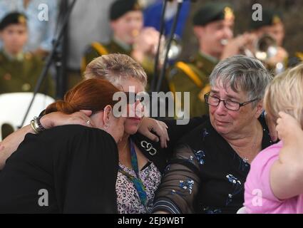 Christchurch, Neuseeland. Februar 2021, 22nd. Menschen besuchen den Gedenkgottesdienst in Christchurch, Neuseeland, 22. Februar 2021. Am Montag fand in Neuseelands zweitgrößter Stadt Christchurch ein Gedenkgottesdienst zum 10th. Jahrestag eines gewaltsamen und zerstörerischen Erdbebens statt, bei dem 185 Menschen aus mehr als 20 Nationen, darunter 24 chinesische Studenten, ums Leben kamen. Ein Erdbeben der Stärke 6,3 traf die Stadt am 22. Februar 2011 mit einer Tiefe von nur 4 km. Der damalige Premierminister John Key beschrieb die Katastrophe als "Neuseelands dunkelsten Tag. Quelle: Xinhua/Alamy Live News Stockfoto