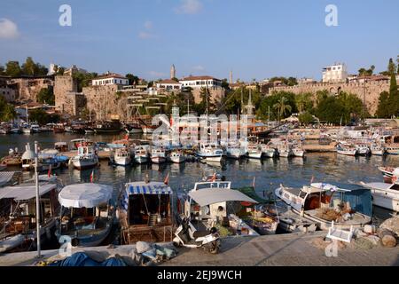 Antalya Hafen im Süden der Türkei, neben der Altstadt Boote zum Angeln und touristische Ausflüge rund um die Bucht. September 2015 Stockfoto