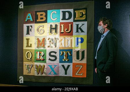 BONHAMS LONDON, GROSSBRITANNIEN 22. FEBRUAR 2021. Vorschau auf Bonhams British cool Sale. Sir Peter Blake R.A. Alphabet, 2008 Artwork, £ 8.000 - 12.000 angeboten werden bei Bonhams British cool Sale . Der Verkauf findet am 25. Februar in der New Bond Street statt. Credit amer ghazzal/Alamy Live News Stockfoto