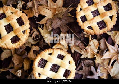 Mini Pastafrolas auf einem Baum Blätter Hintergrund. Stockfoto