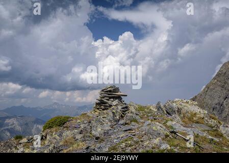 Blick vom Gipfel des Pic de la Gallina (Naturpark Alt Pirineu, Pyrenäen, Katalonien, Spanien) ESP: Vistas desde la cima del Pic de la Gallina Stockfoto