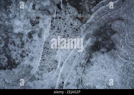 Luftblasen im Eis auf dem Fluss Turiec in der Nordslowakei gefangen. Stockfoto