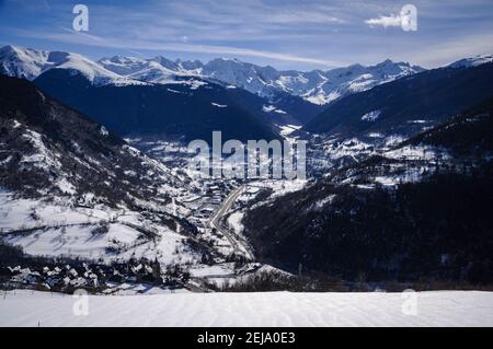 Blick auf das Aran-Tal von der Stadt Mont, im Winter (Aran-Tal, Katalonien, Spanien, Pyrenäen) Stockfoto