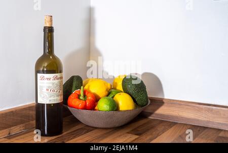 Flasche spanischen Rioja Rotwein und verschiedene Früchte in Eine Schüssel mit Zitronen und LimesUK Stockfoto