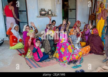 Uttar Pradesh. 05-15-2018. Frauen, die in der Textilindustrie arbeiten, winken Auf Wiedersehen glücklich. Frauen abgesehen von der Betreuung von Kindern, sie haben eine wichtige Stockfoto