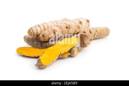 Indische Kurkuma Wurzel. Kurkuma-Gewürz. Gelber Kurkuma isoliert auf weißem Hintergrund. Stockfoto