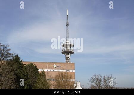 Mast der KPN (niederländisches Festnetz- und Mobilfunkunternehmen) mit Antennen für die mobile Telekommunikation in der Stadt Alkmaar. Niederlande Stockfoto