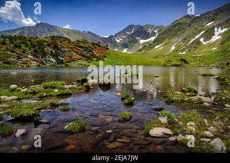 Carlit Lakes, Les Bouillouses, im Sommer. Im Hintergrund der Carlit-Gipfel (Pyrenees Orientales, Frankreich) Stockfoto