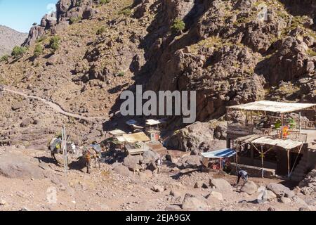 Struktur für den Rest auf dem Weg zum Gipfel des toubkal, dem größten Berg des Atlas in marokko Stockfoto