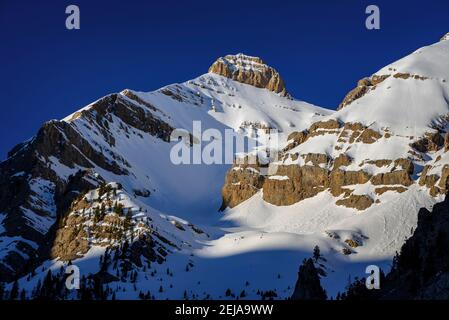 Detail eines Gipfels des Cotiella-Massivs, vom Ibón de Plan aus gesehen (Pyrenäen, Aragon, Spanien) ESP: Detalle de una cima del macizo de Cotiella Stockfoto