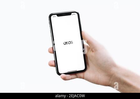 Samara Russland - 04,05.2020: Online-Bekleidungsgeschäft ASOS, junge Männer Hände halten iPhone mit Bildschirm asos App. Auf der Inter können Sie Markenkleidung kaufen Stockfoto