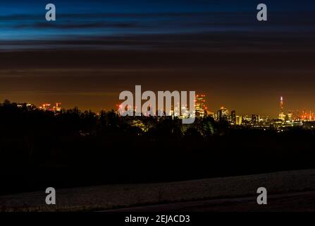 Panoramablick über die Londoner Skyline von Canary Wharf bis The Shard, aufgenommen vor Sonnenaufgang von Hampstead Heath, London, Großbritannien Stockfoto