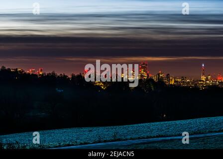 Panoramablick über die Londoner Skyline von Canary Wharf bis The Shard, aufgenommen bei Sonnenaufgang von Hampstead Heath, London, Großbritannien Stockfoto