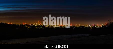 Panoramablick bei Sonnenaufgang über die Skyline von London von Hampstead Heath, London, Großbritannien Stockfoto