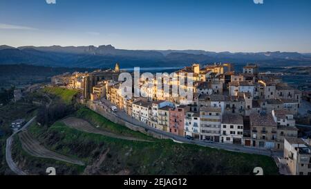 Horta de Sant Joan bei Sonnenaufgang. Luftaufnahme (Katalonien, Spanien) ESP: Horta de Sant Joan al amanecer. Vista aérea (Cataluña, España) Stockfoto