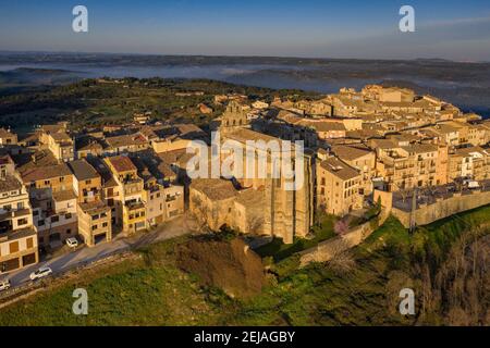 Horta de Sant Joan bei Sonnenaufgang. Luftaufnahme (Katalonien, Spanien) ESP: Horta de Sant Joan al amanecer. Vista aérea (Cataluña, España) Stockfoto